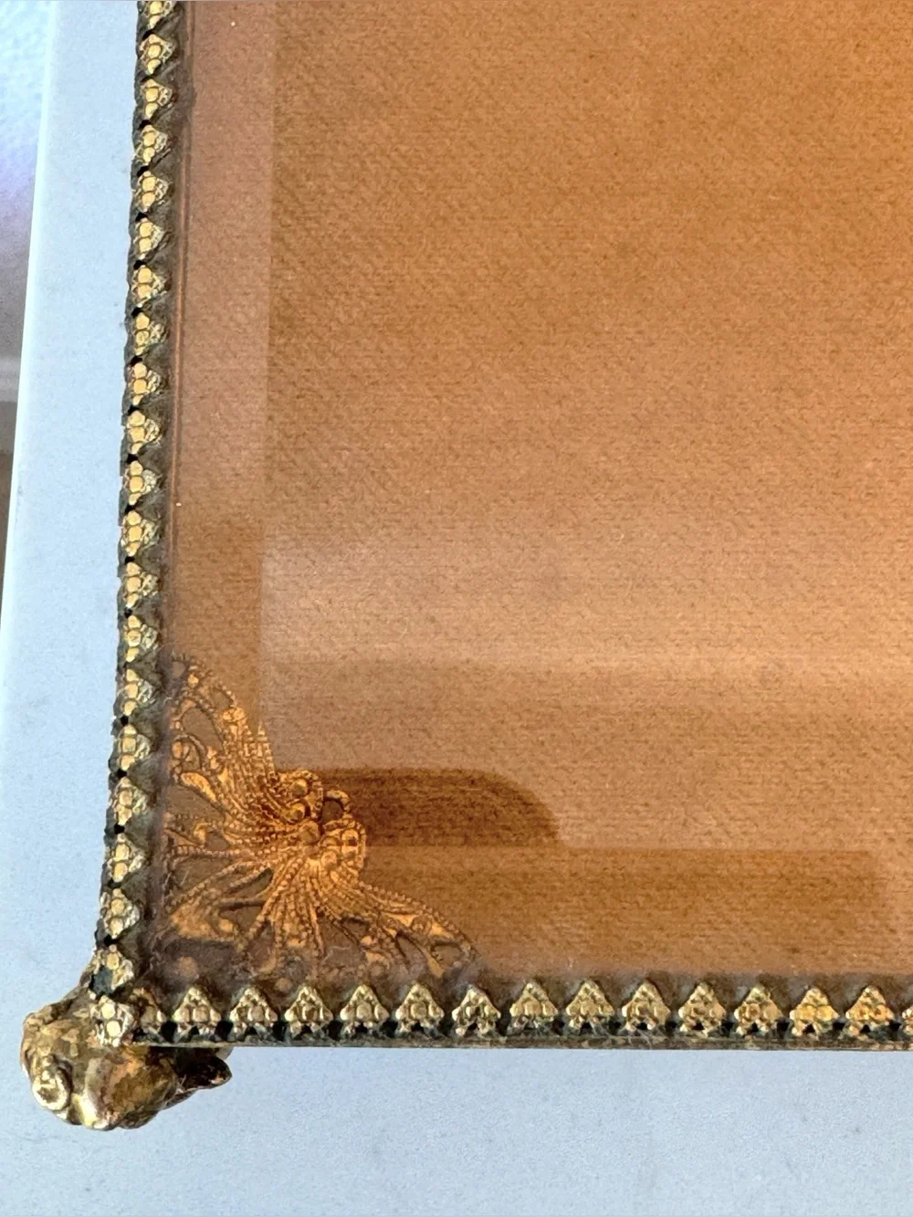 Vintage Ormolu Filigree Beveled Glass Jewelry Box with Cherub Feet - Picture 6 of 9